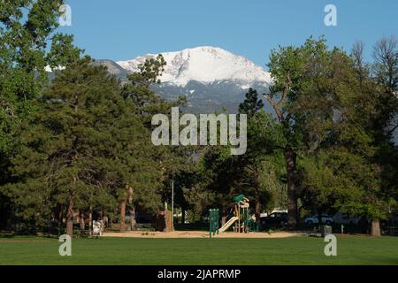 Un pic de Pikes enneigé donne sur Boulder Park, un parc de la ville de Colorado Springs, Colorado, après une tempête de neige à la fin du printemps. Banque D'Images