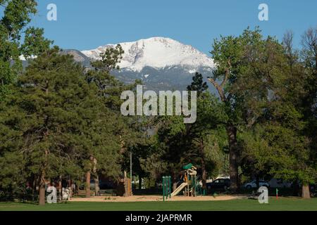 Un pic de Pikes enneigé donne sur Boulder Park, un parc de la ville de Colorado Springs, Colorado, après une tempête de neige à la fin du printemps. Banque D'Images