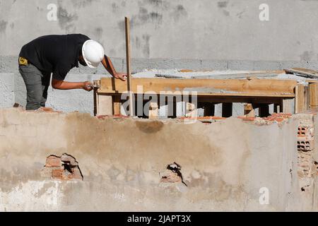 Ouvrier de construction de menuisier. Chantier de rénovation du toit du bâtiment. Réparation de maison en construction. Homme au travail sur la toiture. Banque D'Images