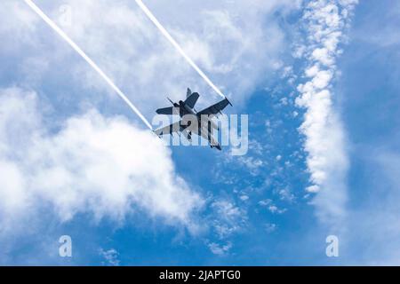 21 mai 2022 - Océan Pacifique - un F/A-18F Super Hornet, attaché aux diamants du Strike Fighter Squadron (VFA) 102, survole le pont de vol du Navys américain, seul le porte-avions déployé par l'avant USS Ronald Reagan (CVN 76) pendant les qualifications du transporteur. Ronald Reagan et l'escadre aérienne Carrier (CAG) 5 sont en train d'effectuer des qualifications de transporteur pour certifier le navire et les escadrons embarqués sont pleinement capables pour les opérations de vol en mer. Ronald Reagan, le navire amiral du Carrier Strike Group 5, fournit une force prête à combattre qui protège et défend les États-Unis, et soutient les alliances, les partenariats et les coentreprises Banque D'Images