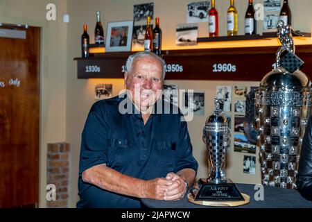 Indianapolis, INDIANA, États-Unis. 18th mai 2022. AJ Foyt, Jr. Reçoit un trophée de Borg Warner pour avoir remporté quatre fois l'Indianapolis 500 dans sa carrière. (Image de crédit : © Walter G. Arce Sr./ZUMA Press Wire) Banque D'Images