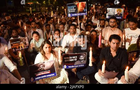 Delhi, Inde. 31st mai 2022. Les membres du Congrès indien de la jeunesse (IYC) ont organisé une marche aux chandelles à la mémoire du chanteur du Punjabi et du chef du Congrès Sidhu Moosewala à New Delhi. Sidhu Moosewala a été abattu dans le district de Mansa au Punjab. (Photo de Kabir Jhangiani/Pacific Press) crédit: Pacific Press Media production Corp./Alay Live News Banque D'Images