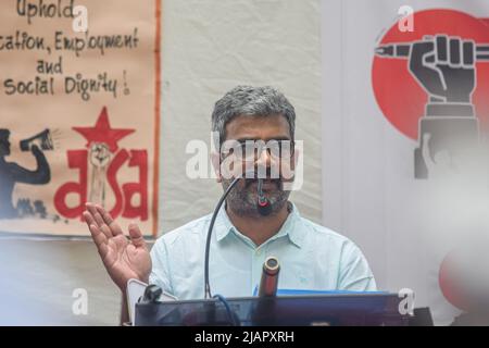 Delhi, Inde. 31st mai 2022. Ratan Lal, professeur à l'Université de Delhi, lors de son discours devant un Parlement étudiant organisé par l'Association des étudiants de l'Inde (AISA) à Jantar Mantar contre la politique nationale d'éducation (NEP 2020) qui a été introduite par le gouvernement central. (Photo de Kabir Jhangiani/Pacific Press) crédit: Pacific Press Media production Corp./Alay Live News Banque D'Images