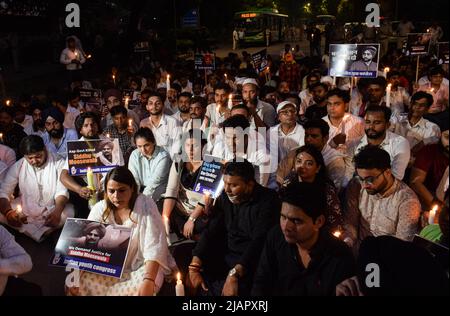 Delhi, Inde. 31st mai 2022. Les membres du Congrès indien de la jeunesse (IYC) ont organisé une marche aux chandelles à la mémoire du chanteur du Punjabi et du chef du Congrès Sidhu Moosewala à New Delhi. Sidhu Moosewala a été abattu dans le district de Mansa au Punjab. (Photo de Kabir Jhangiani/Pacific Press) crédit: Pacific Press Media production Corp./Alay Live News Banque D'Images