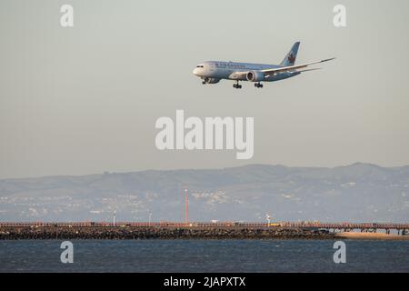 À l'atterrissage d'un vol d'Air Canada, l'avion descend vers la piste de l'aéroport international de San Francisco, Californie, États-Unis. Banque D'Images