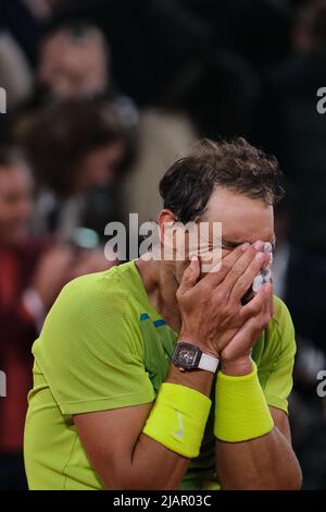 Paris, France. 1st juin 2022. Rafael Nadal réagit après avoir remporté le quart de finale masculin entre Novak Djokovic en Serbie et Rafael Nadal en Espagne au tournoi de tennis Open de France à Roland Garros à Paris, France, 1 juin 2022. Credit: Meng Dingbo/Xinhua/Alay Live News Banque D'Images