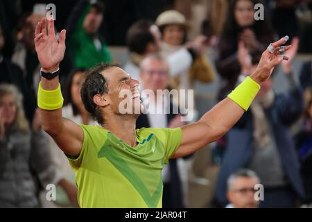 Paris, France. 1st juin 2022. Rafael Nadal réagit après avoir remporté le quart de finale masculin entre Novak Djokovic en Serbie et Rafael Nadal en Espagne au tournoi de tennis Open de France à Roland Garros à Paris, France, 1 juin 2022. Credit: Meng Dingbo/Xinhua/Alay Live News Banque D'Images