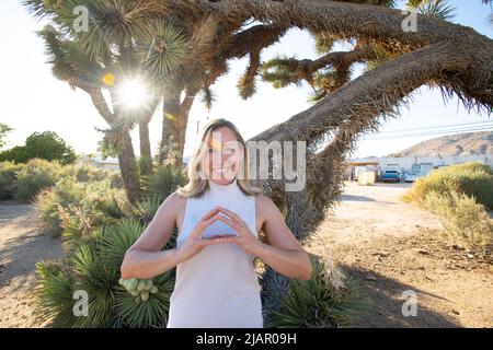 Yoga dans une petite ville désertique de Californie. Banque D'Images