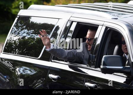 Johnny Depp arrive au palais de justice du comté de Fairfax, à Fairfax, pour reprendre son procès civil avec Amber Heard, jeudi, 26 mai 2022. Depp a intenté une poursuite en diffamation contre son ancienne femme, l'actrice Amber a entendu, après qu'elle a écrit un op-ed dans le Washington Post en 2018 qui, sans nommer Depp, l'a accusé d'abus domestique. Crédit : Cliff Owen/CNP Banque D'Images