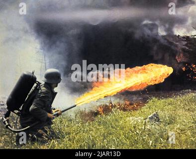 Un soldat allemand utilisant un flamant en Russie ca. 1941-1942 Banque D'Images