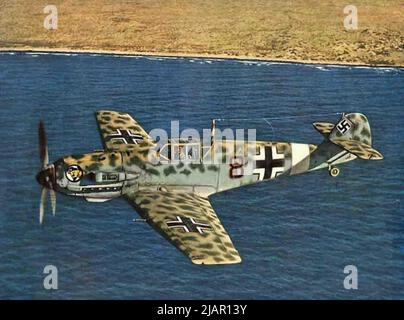 Un Messerschmitt allemand BF 109E-4/Trop de Jagdgeschwader 27 (27th Fighter Wing) en vol, au large de la côte nord-africaine à l'été 1941 Banque D'Images