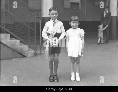 Couvent Saint François; garçon et fille assistant à une première communion ca. 1943 Banque D'Images