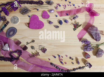 Bijoux violet et rose avec coeurs à paillettes et pierres améthystes Banque D'Images