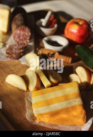 Salami Peppercprn avec cinq fromages anglais en couches dans une cuisine rustique avec éclairage naturel Banque D'Images