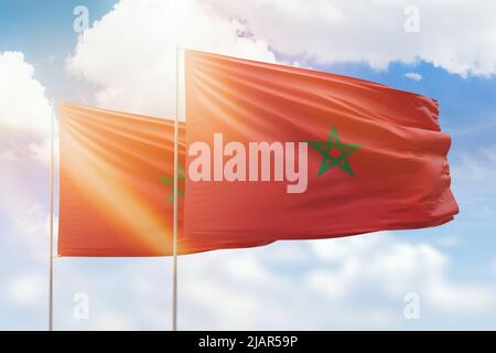 Ciel bleu ensoleillé et drapeaux du maroc et du maroc Banque D'Images