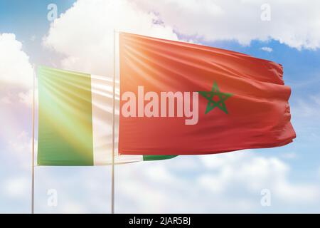 Ciel bleu ensoleillé et drapeaux du maroc et du nigeria Banque D'Images