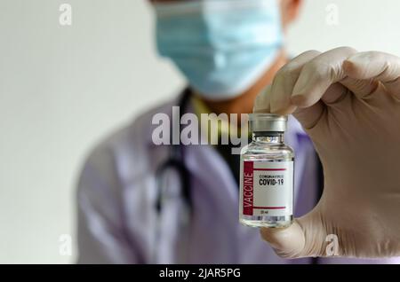 Médecin ou scientifique tenant une bouteille de vaccin contre le covid. Banque D'Images