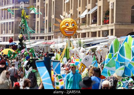 Marseille, France. 28th mai 2022. Un flotteur décoratif est vu pendant le carnaval de Marseille. Crédit : SOPA Images Limited/Alamy Live News Banque D'Images