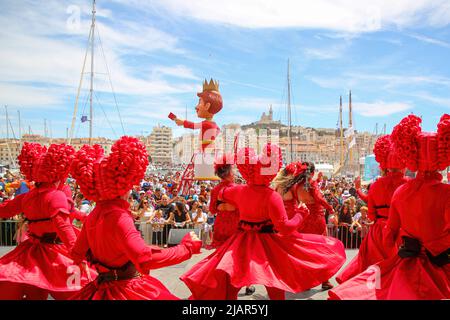 Marseille, France. 28th mai 2022. Une troupe de danseurs se produit pendant le carnaval. Crédit : SOPA Images Limited/Alamy Live News Banque D'Images