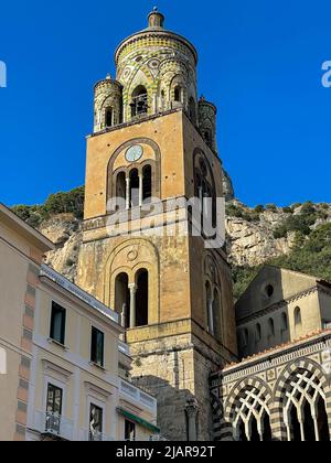 Le clocher de la cathédrale d'Amalfi, en Italie. Les escaliers et la façade centrale, dédiée à l'Apôtre Saint Andrew, église catholique romaine dans le P. Banque D'Images