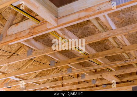 Bâtiment standard à ossature de bois avec clôture sur les fermes de toit Banque D'Images