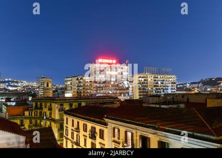 Naples, Italie - 23 août 2021 : image aérienne de Naples, Campanie, Italie dans la soirée. Banque D'Images