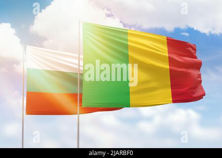 Ciel bleu ensoleillé et drapeaux du mali et de la bulgarie Banque D'Images