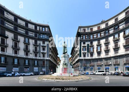 Naples, Italie - 23 août 2021 : monument du roi Umberto I qui a gouverné l'Italie de 1878 à 1900 à Naples, Campanie, Italie. Banque D'Images