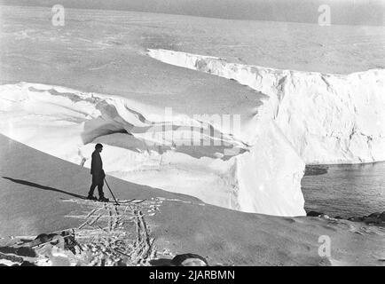 Xavier Mertz, responsable des chiens groenlandais à la base principale pendant l'expédition Australasienne Antarctique, sur la falaise de glace près de la base principale de l'expédition à Cape Denison ca. 1912 Banque D'Images