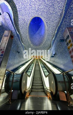 Naples, Italie - 23 août 2021 : la station de métro Toledo, le joyau des "stations d'art" du métro Naples. Banque D'Images