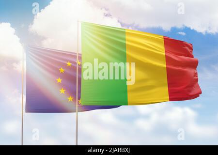 Ciel bleu ensoleillé et drapeaux du mali et de l'Union européenne Banque D'Images