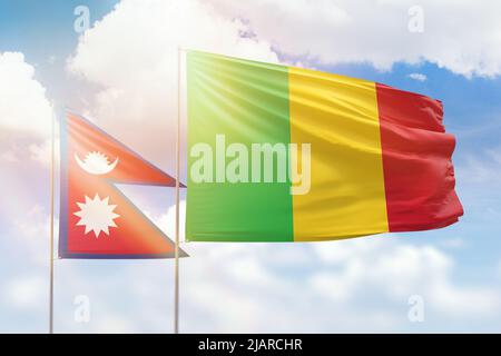 Ciel bleu ensoleillé et drapeaux du mali et du népal Banque D'Images