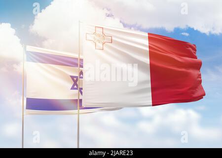 Ciel bleu ensoleillé et drapeaux de malte et d'israël Banque D'Images