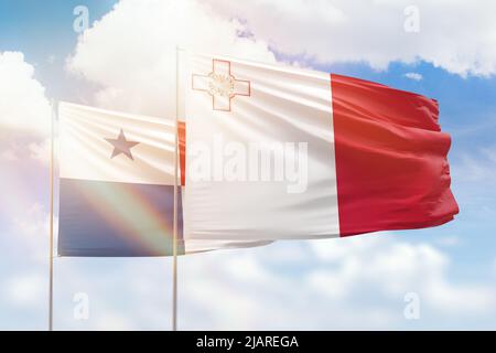 Ciel bleu ensoleillé et drapeaux de malte et du panama Banque D'Images