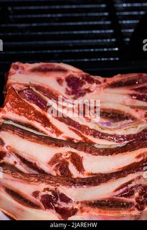 Viande de bœuf côtelée préparée pour griller sur le barbecue Banque D'Images