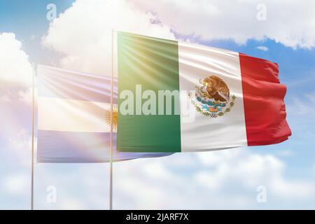 Ciel bleu ensoleillé et drapeaux du mexique et de l'argentine Banque D'Images