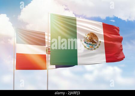 Ciel bleu ensoleillé et drapeaux du mexique et de la république dominicaine Banque D'Images