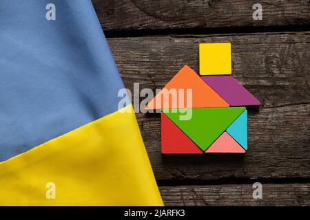 Le drapeau national jaune-bleu de l'Ukraine comme un fond et une maison d'enfants faite de cubes, il n'y a pas de guerre en Ukraine, nous avons la paix et la liberté a Banque D'Images