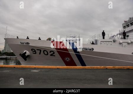 Manille, Philippines. 1st juin 2022. Les marins philippins se tiennent sur le pont du rail alors qu'ils se préparent à amarrer le BRP Melchora Aquino à la zone portuaire de Manille, Philippines. 1 juin 2022. Le tout nouveau navire multirôle construit par le Japon a été commandé par la Garde côtière des Philippines pour renforcer ses capacités de sécurité maritime, de sûreté et de protection de l'environnement marin dans les eaux du pays, en particulier dans la mer de Chine méridionale contestée où les Philippines continuent d'avoir des impasses territoriales avec la Chine. (Image de crédit : © Basilio Sepe/ZUMA Press Wire) Banque D'Images