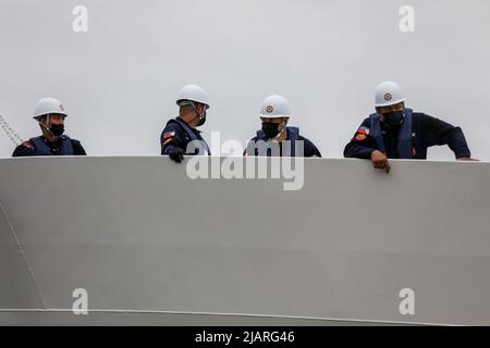 Manille, Philippines. 1st juin 2022. Les marins philippins se tiennent sur le pont du rail alors qu'ils se préparent à amarrer le BRP Melchora Aquino à la zone portuaire de Manille, Philippines. 1 juin 2022. Le tout nouveau navire multirôle construit par le Japon a été commandé par la Garde côtière des Philippines pour renforcer ses capacités de sécurité maritime, de sûreté et de protection de l'environnement marin dans les eaux du pays, en particulier dans la mer de Chine méridionale contestée où les Philippines continuent d'avoir des impasses territoriales avec la Chine. (Image de crédit : © Basilio Sepe/ZUMA Press Wire) Banque D'Images