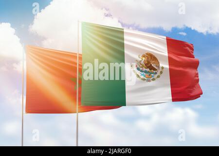 Ciel bleu ensoleillé et drapeaux du mexique et du maroc Banque D'Images