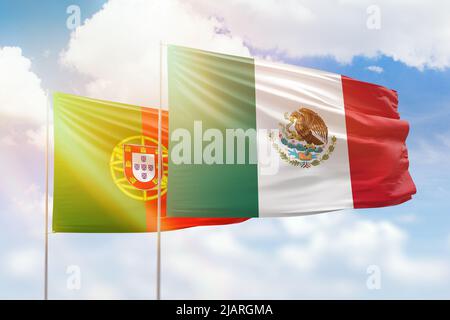 Ciel bleu ensoleillé et drapeaux du mexique et du portugal Banque D'Images