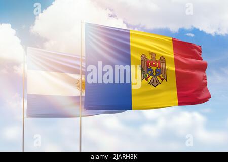 Ciel bleu ensoleillé et drapeaux de la moldavie et de l'argentine Banque D'Images