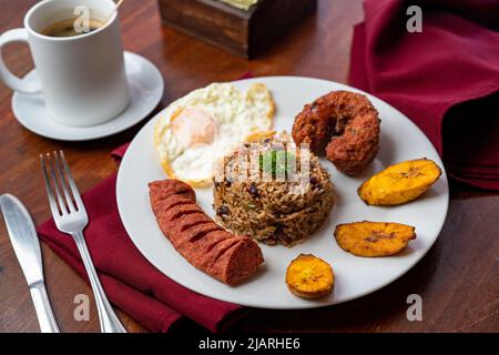 Délicieux petit déjeuner typique du Costa Rica avec café Banque D'Images