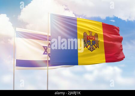 Ciel bleu ensoleillé et drapeaux de la moldavie et d'israël Banque D'Images