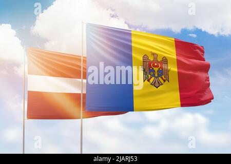 Ciel bleu ensoleillé et drapeaux de la moldavie et de la lettonie Banque D'Images