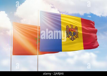 Ciel bleu ensoleillé et drapeaux de la moldavie et du maroc Banque D'Images