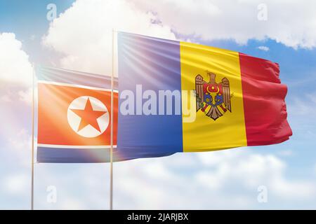Ciel bleu ensoleillé et drapeaux de la moldavie et de la Corée du Nord Banque D'Images