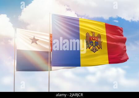 Ciel bleu ensoleillé et drapeaux de la moldavie et du panama Banque D'Images