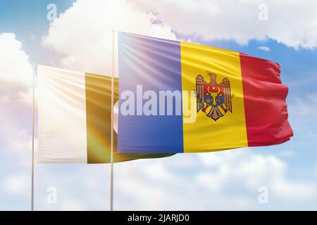 Ciel bleu ensoleillé et drapeaux de la moldavie et du pakistan Banque D'Images